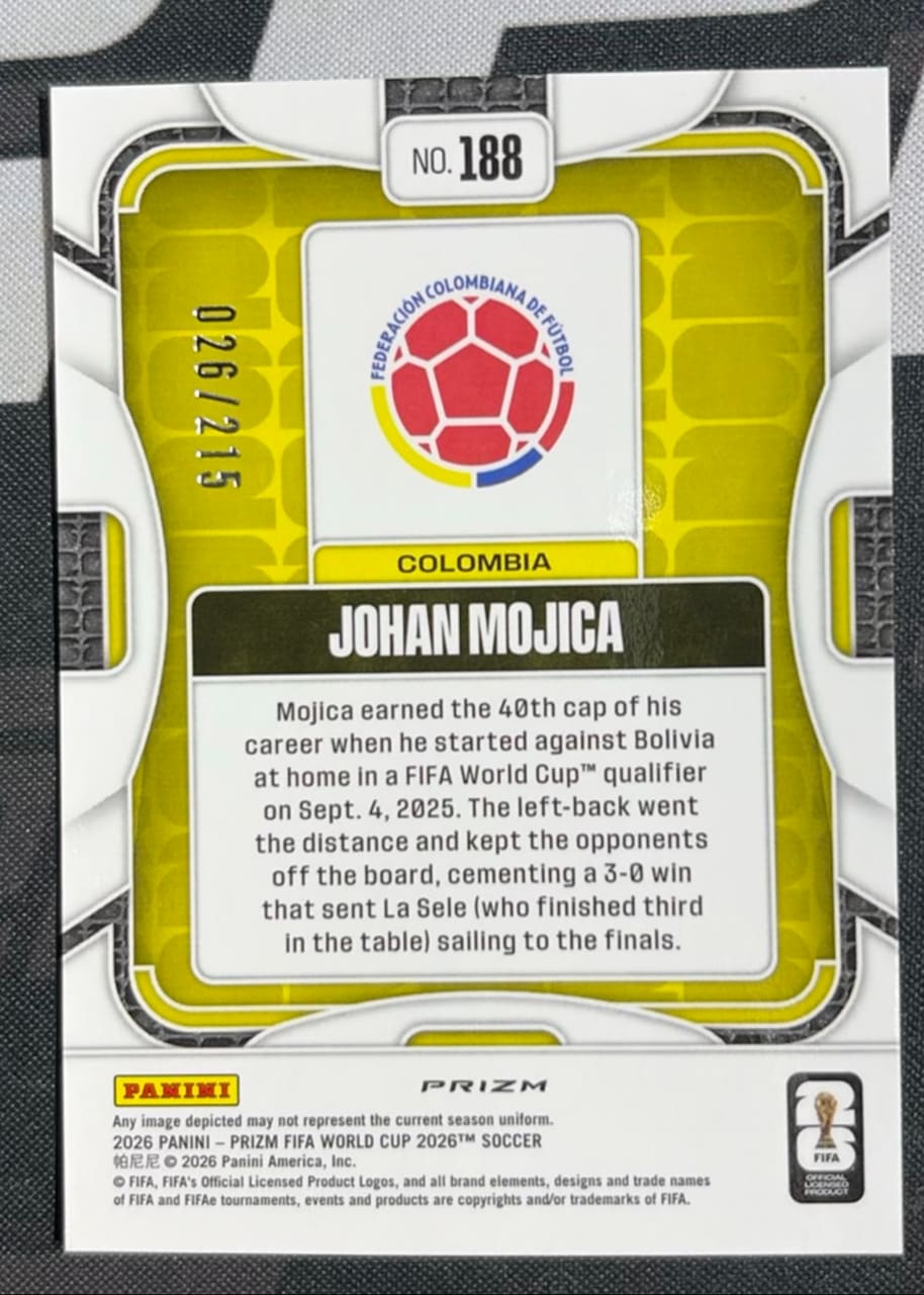 2026 Panini Prizm FIFA World Cup Soccer Johan Mojica · Numerada 1972/2215, foto 2
