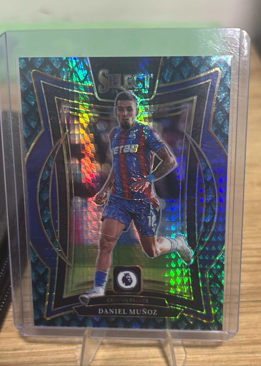 2024-25 Panini Select Premier League Soccer Daniel Muñoz · Numerada 35/48