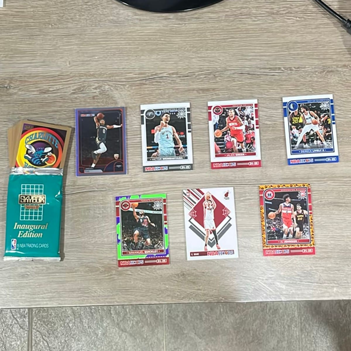 LOTE MIXTO 22 CARTAS NBA - 15 Cartas Vintage 1990 SkyBox + 6 Cartas 2024-25 Haunted Hoops Halloween + 1 Carta NBA Hoops